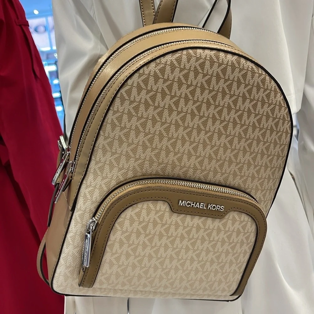 MICHAEL KORS Jaycee Medium Ombré Signature Logo Backpack
Husk
NWT - Picture 6 of 16